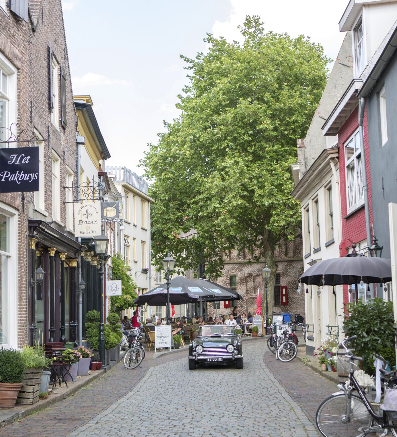 Straat in Doesburg oude auto