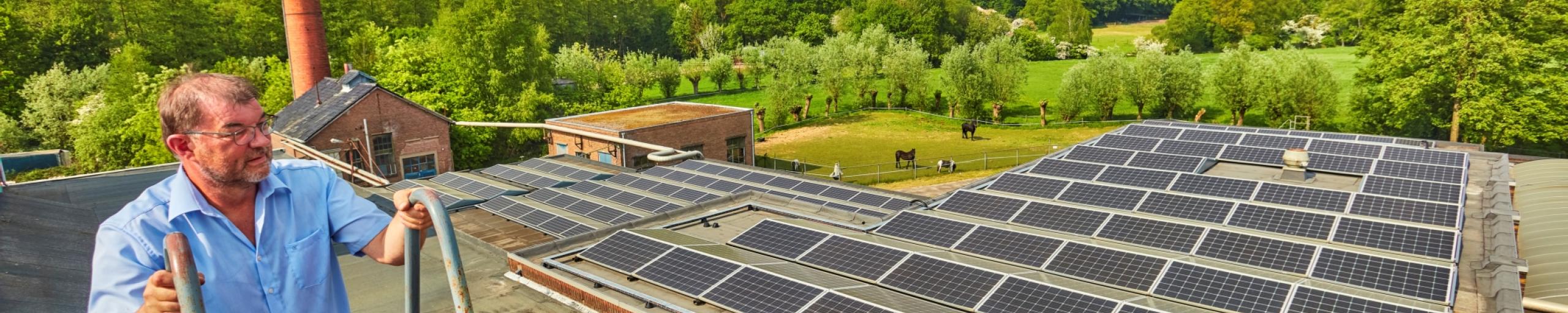 Bedrijfspand met zonnepanelen