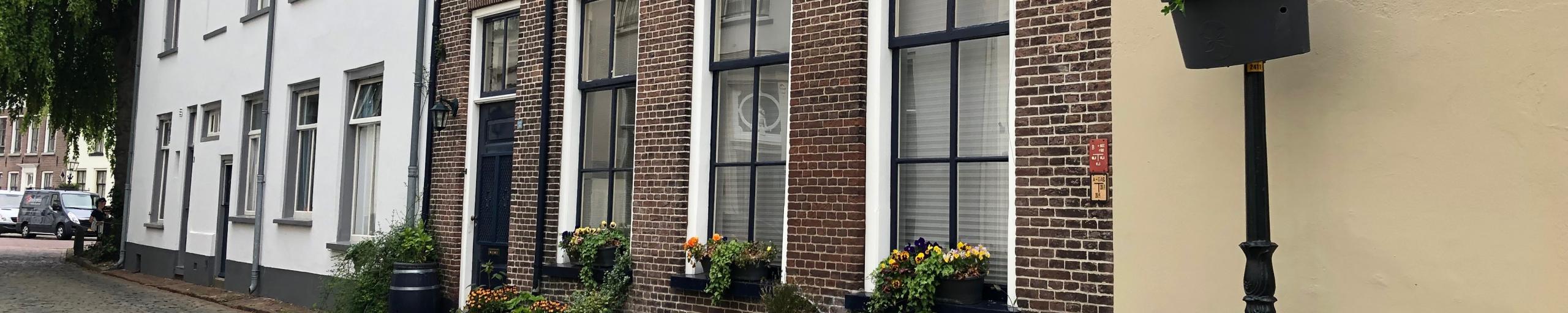Bloembakken voor de deur