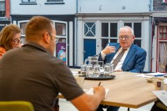 Burgemeester Arco Hofland licht het besluit toe tijdens een persgesprek